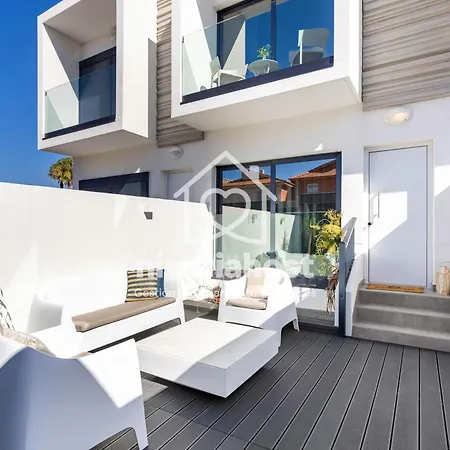 The Oasis El Medano, By Nivariahost 厄尔梅达诺